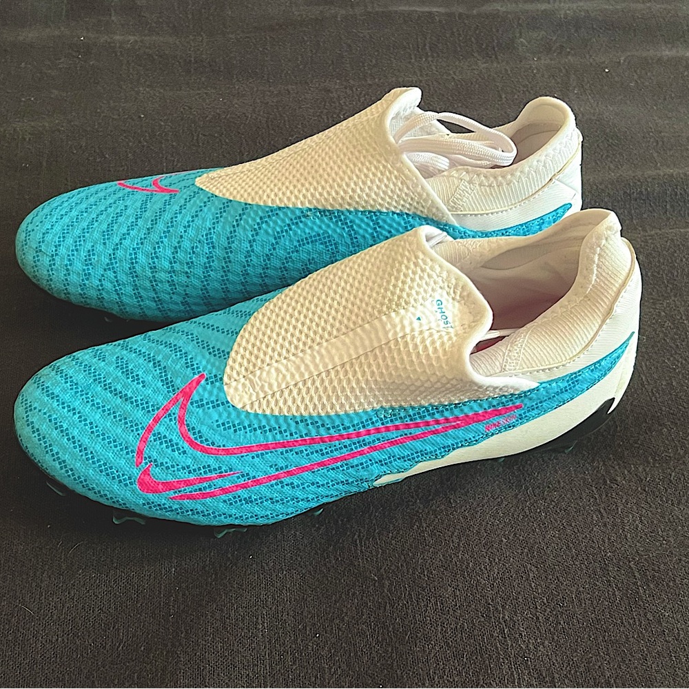 Nike Phantom GX soccer cleats for boys size 6.5